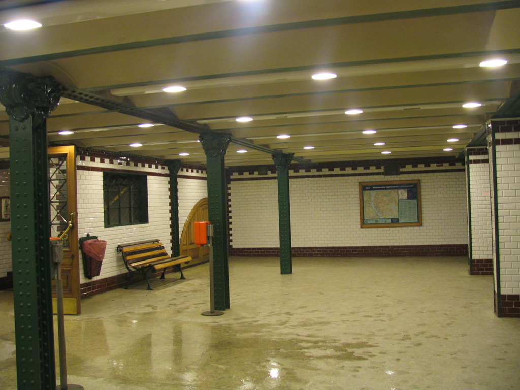 Pohled na stanici Bajcsy-Zsilinsky Ut.