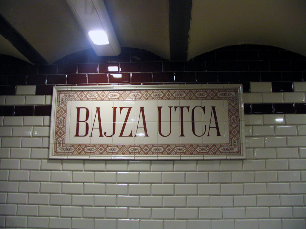 Nzev stanice Bajza Utca.