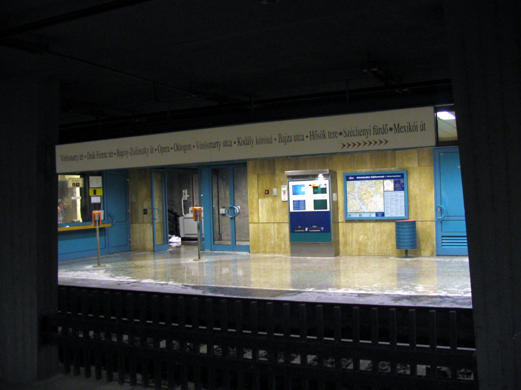 Pohled na stanici Sz�chenyi F�rdo skrze koleji�t�