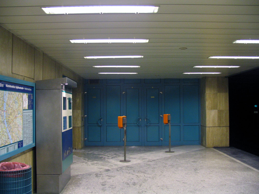 Vstupn� turnikety ve stanici Sz�chenyi F�rdo