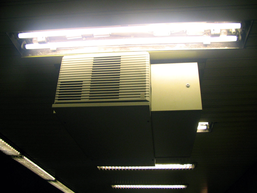 Projektor ve stanici D�li p�lyaudvar