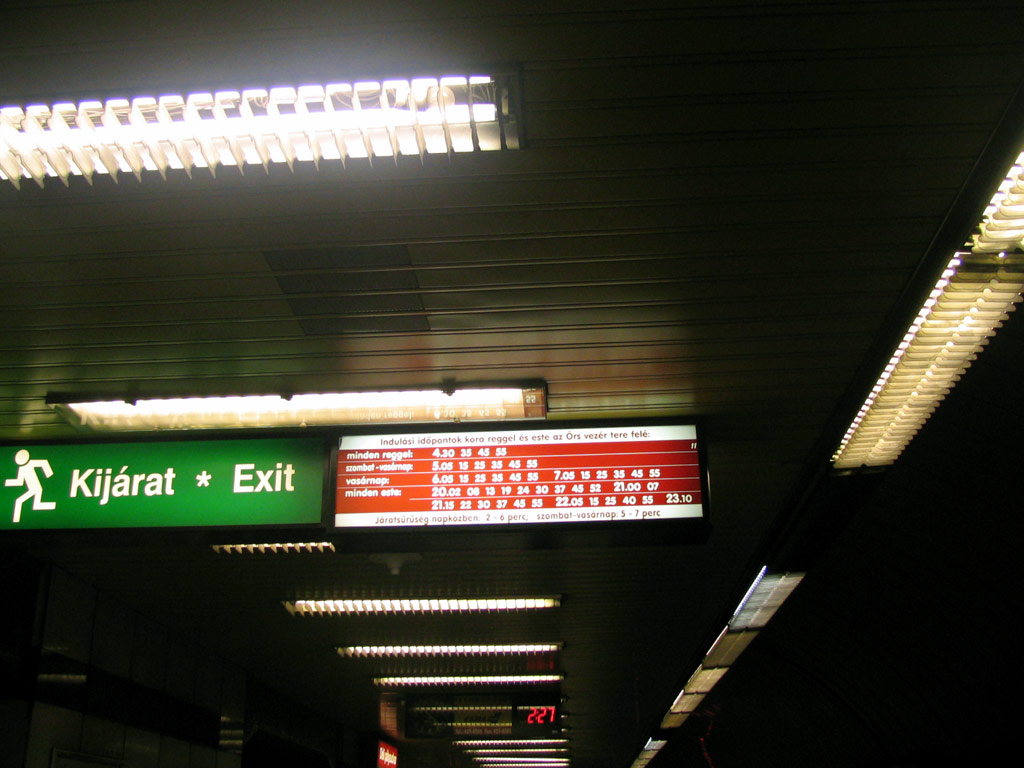 Tabule s odjezdy prvn�ch a posledn�ch vlak� ve stanici D�li p�lyaudvar