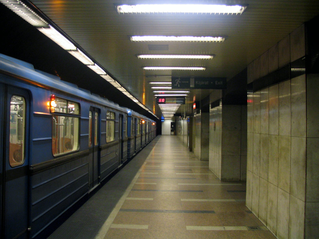 Souprava typu E po vysazen� cestuj�c�ch na kone�n� stanici D�li p�lyaudvar