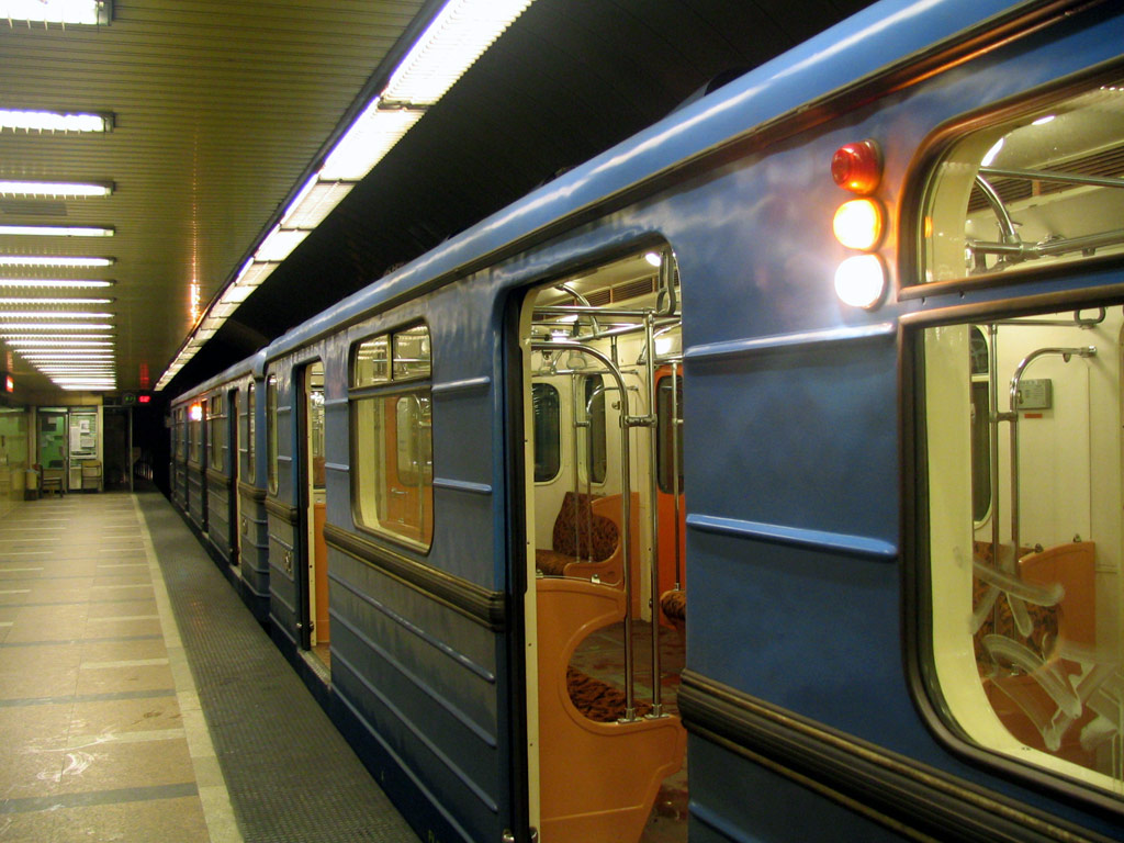 Souprava typu E ve stanici D�li p�lyaudvar