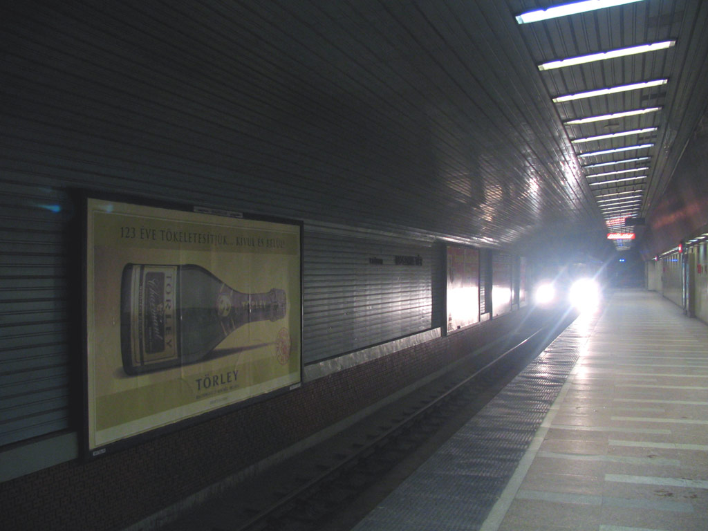 Souprava typu E p�ij�d� do stanice Moszkva t�r