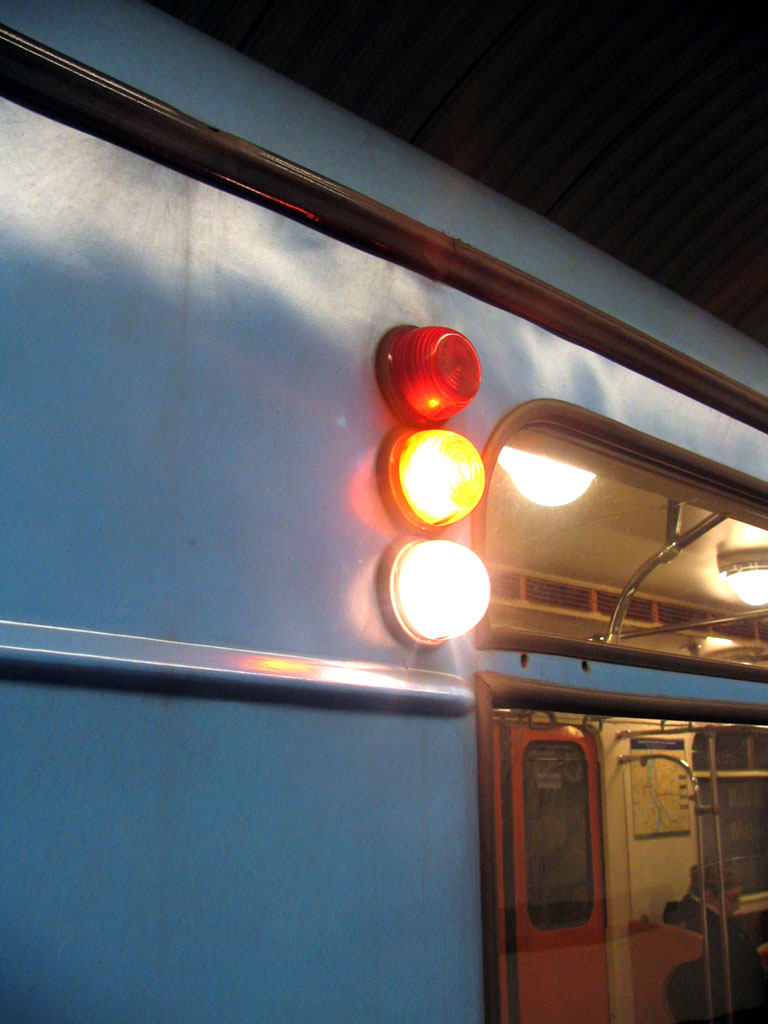 Kontroln� sv�tla na boku soupravy metra