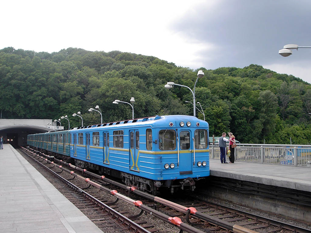 Souprava typu E odjd ze stanice Dnipro