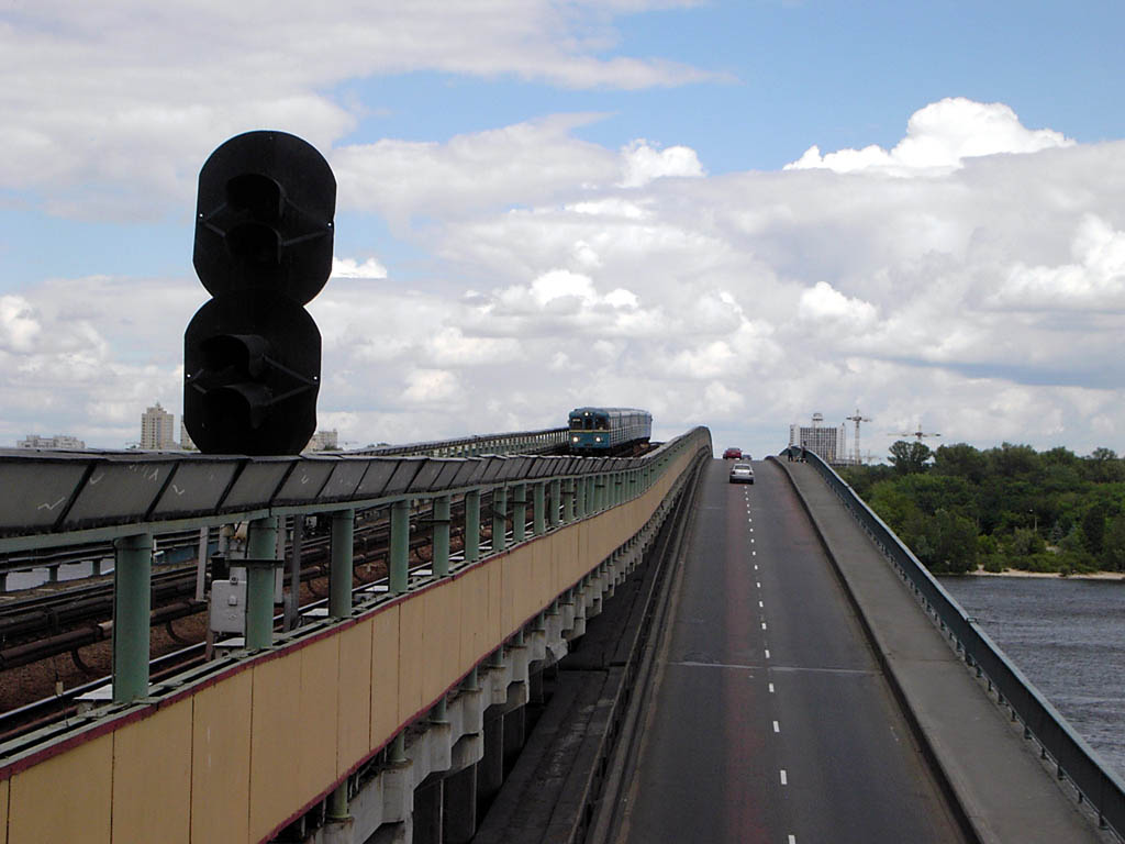 Souprava typu E pijd z mostu Metro do stanice Dnipro