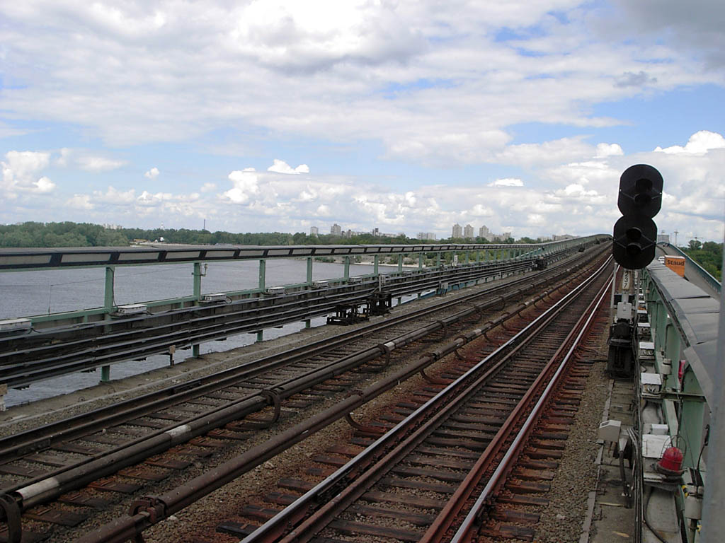 Stanice Dnipro, pohled na most Metro vedouc pes Dnpr