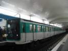 Souprava ve stanici (Chatelet, linka 11, typ soupravy: MP59)