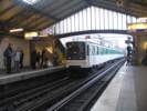 Pjezd soupravy do stanice (La Motte Picquet Grenelle, linka 6, typ soupravy: MP73)
