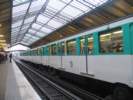 Souprava ve stanici (La Motte Picquet Grenelle, linka 6, typ soupravy: MP73)
